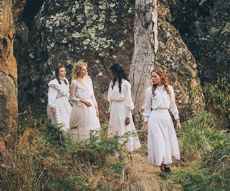 Picnic at Hanging Rock - Uma jornada inquietante através do mistério e da beleza australiana!